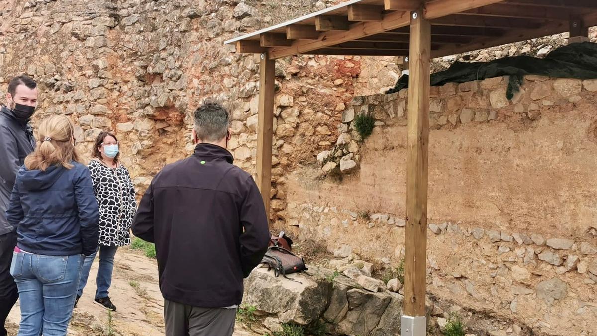 La diputada provincial de Cultura, Ruth Sanz, junto a miembros del equipo de arqueología durante su visita al Castillo de Xivert.