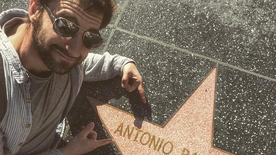 Dani Rovira junto a la estrella de Banderas en Hollywood.