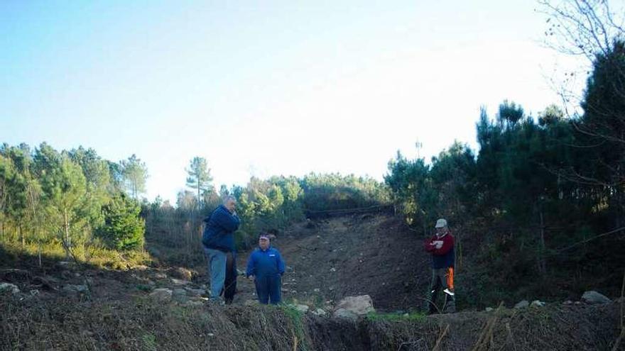 Los restos del material arrastrados por el agua. // Iñaki Abella