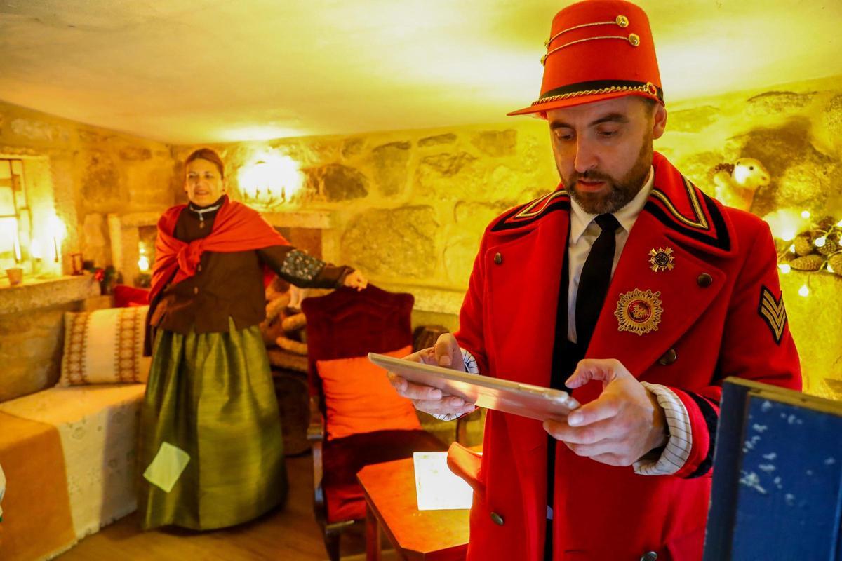 La actividad desplegada en la Aldea Grobit de A Toxa con motivo de la visita del "apalpador".