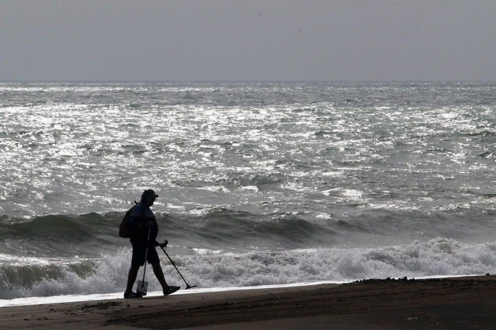 En las playas que hace apenas tres días acogían a numerosas personas tomando el sol e incluso bañándose, el temporal asociado a la borrasca las ha dejado desiertas.