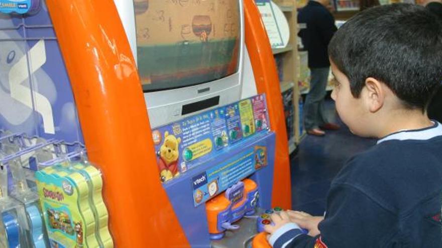 Un niño juega entusiasmado con una videoconsola