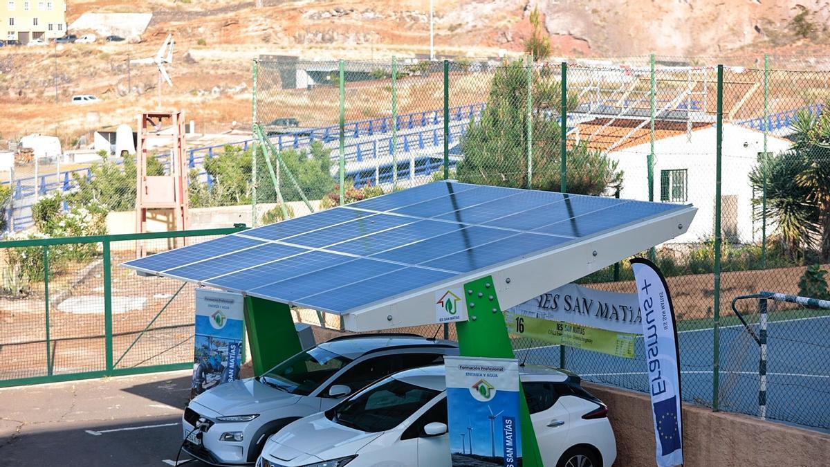 Coches eléctricos en puntos de recarga.
