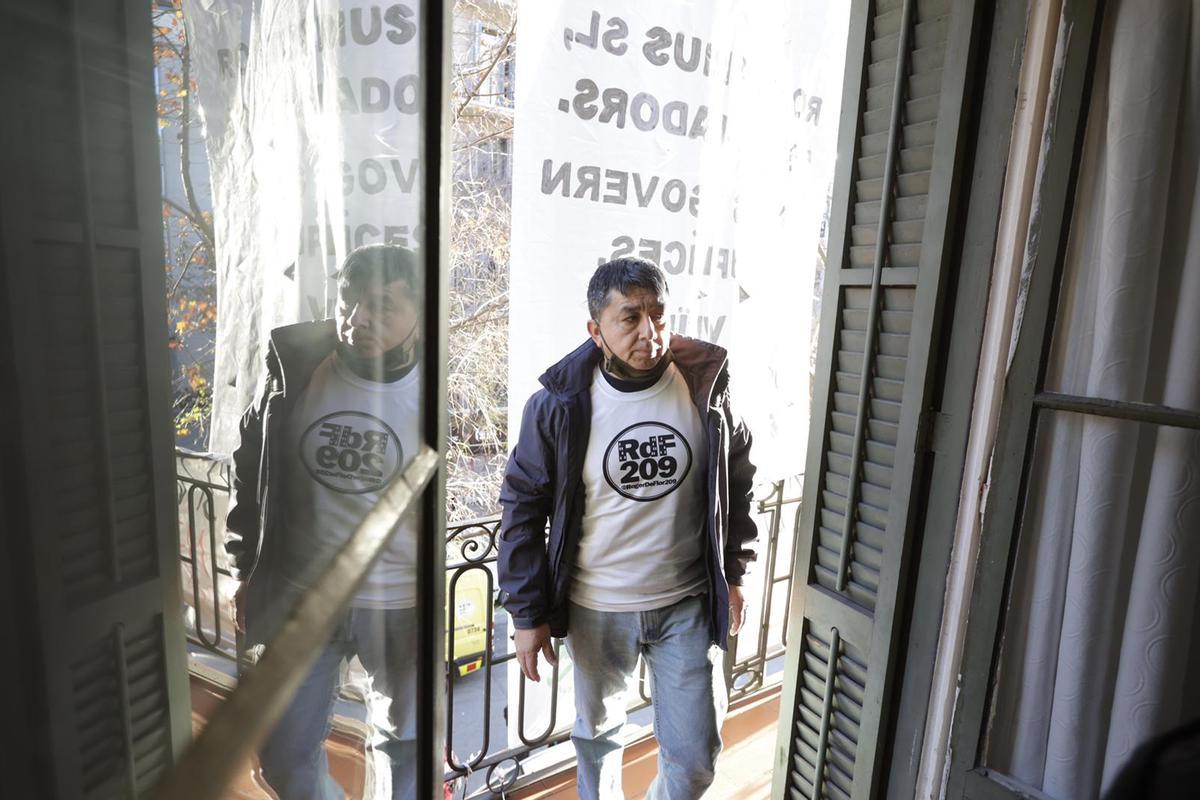 Carlos en el interior de su vivienda momentos antes de la ejecución del desahucio, este lunes en Barcelona.