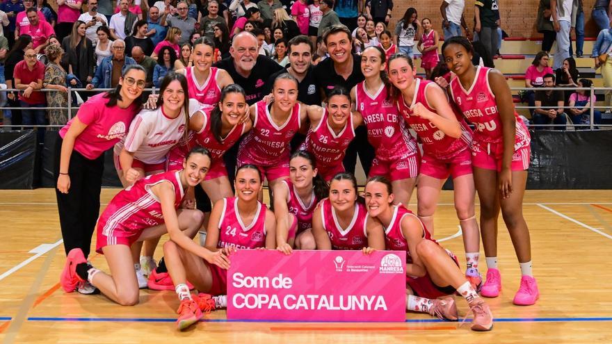 Les jugadores de l'equip manresà celebrant l'ascens al Complex