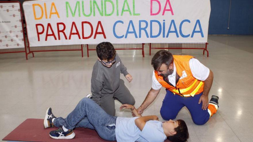 Estudiantes de Vilagarcía aprenden en Fexdega las técnicas de la resucitación cardíaca