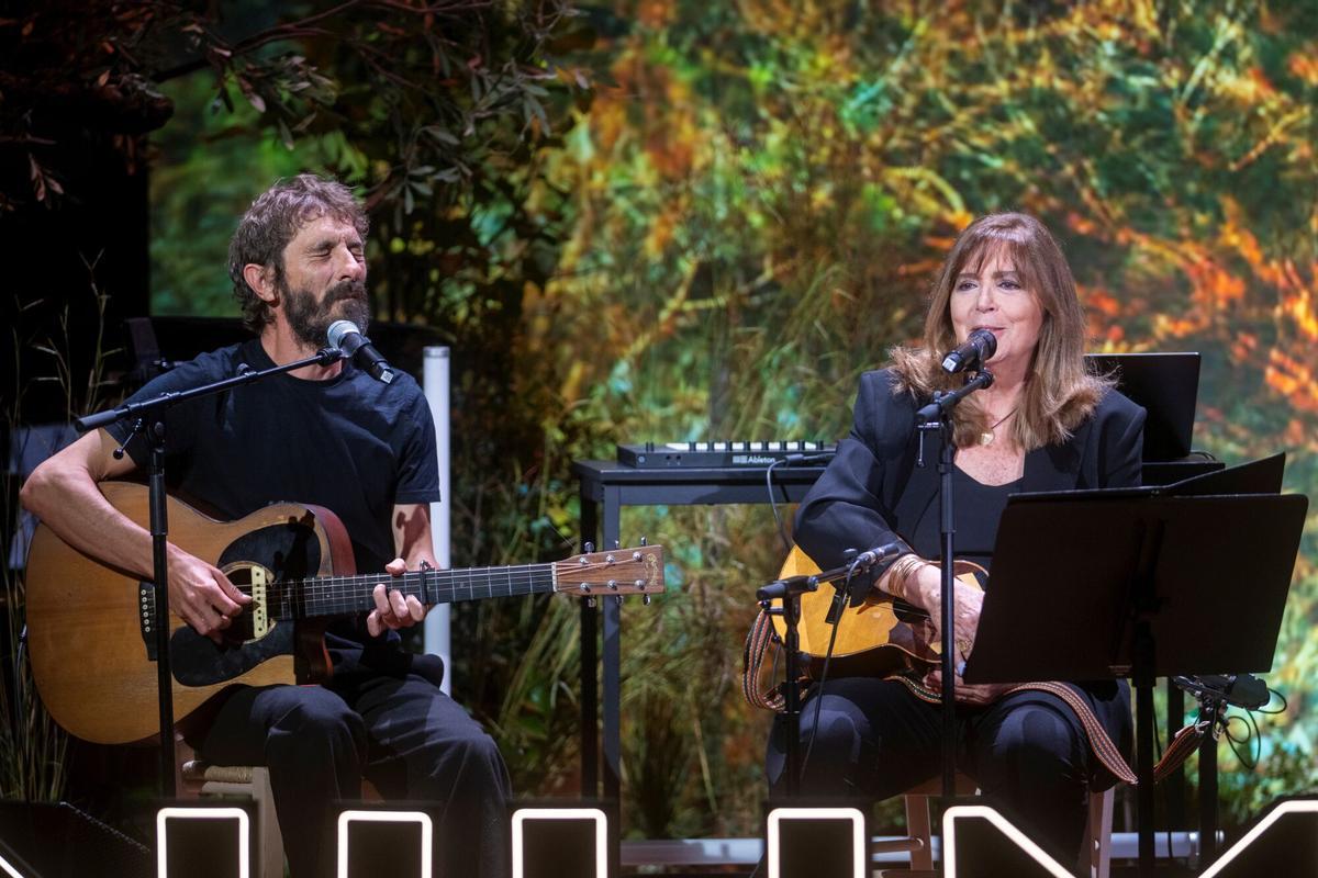 Borja Penalba y Maria del Mar Bonet durante la entrega del Premi d'Honor de les Lletres Catalanes Borja Penalba y Maria del Mar Bonet durante la entrega del Premi d'Honor de les Lletres Catalanes
