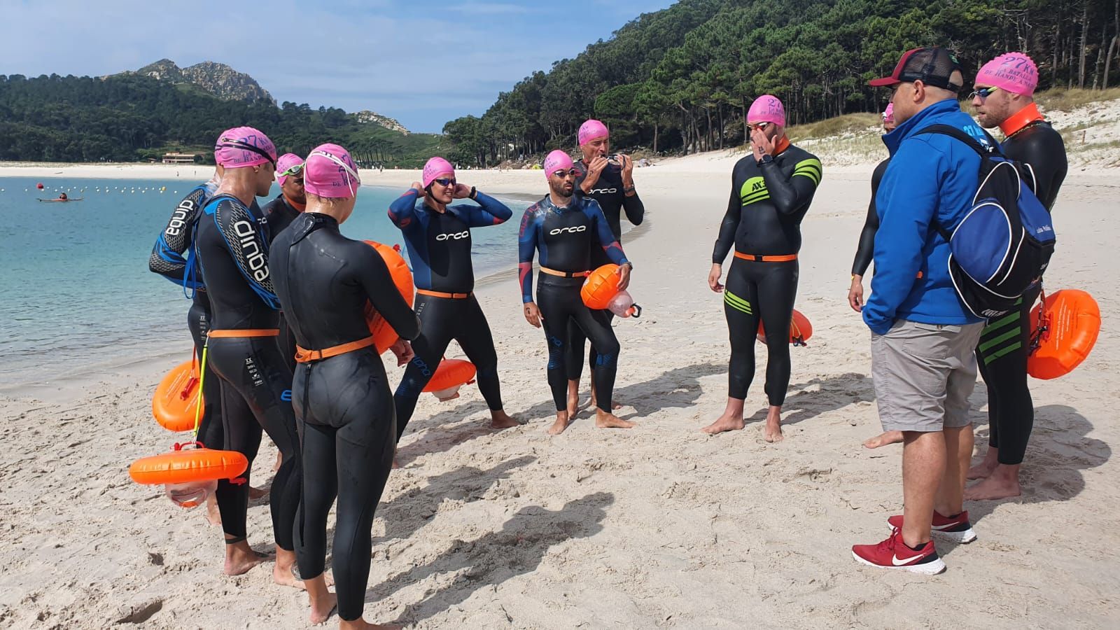 Los héroes de la natación salen de Cíes rumbo San Simón