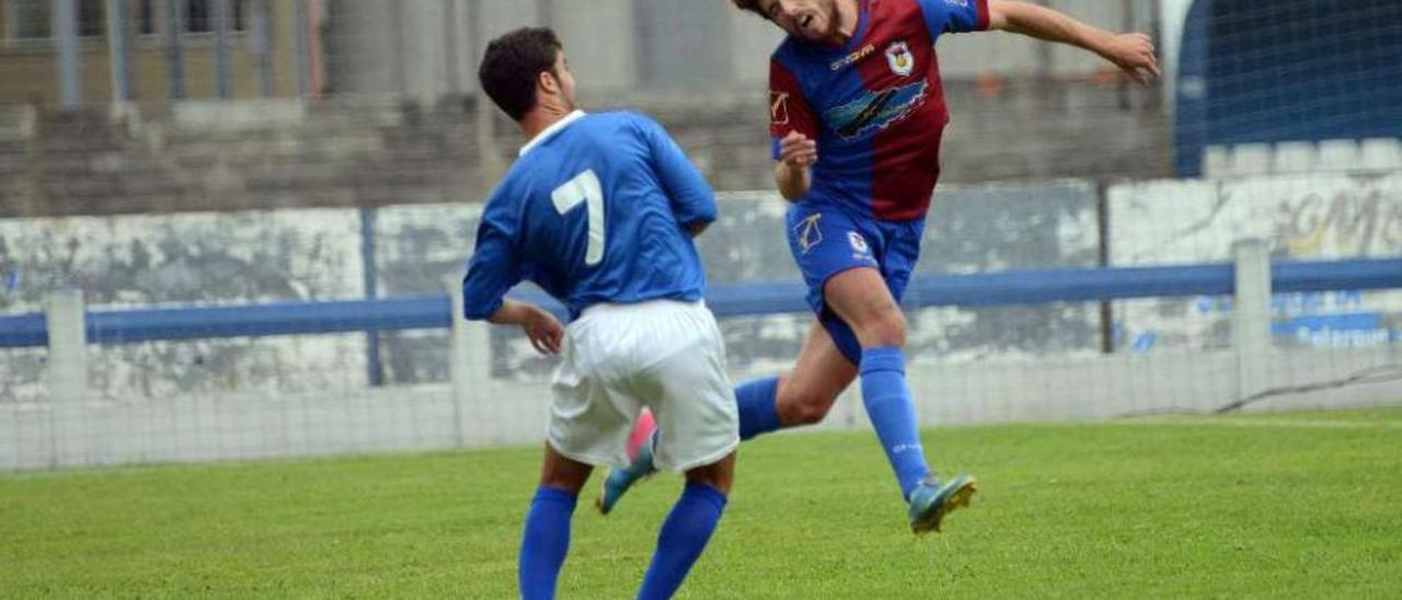 El azulgrana Joaquín Peña despeja un balón de cabeza ante el extremo del San Martín Cristian.