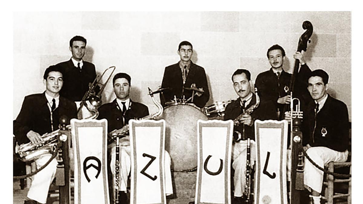 Francisco Pérez Devesa, segundo por la derecha, con el resto de fundadores de la Orquesta Azul.