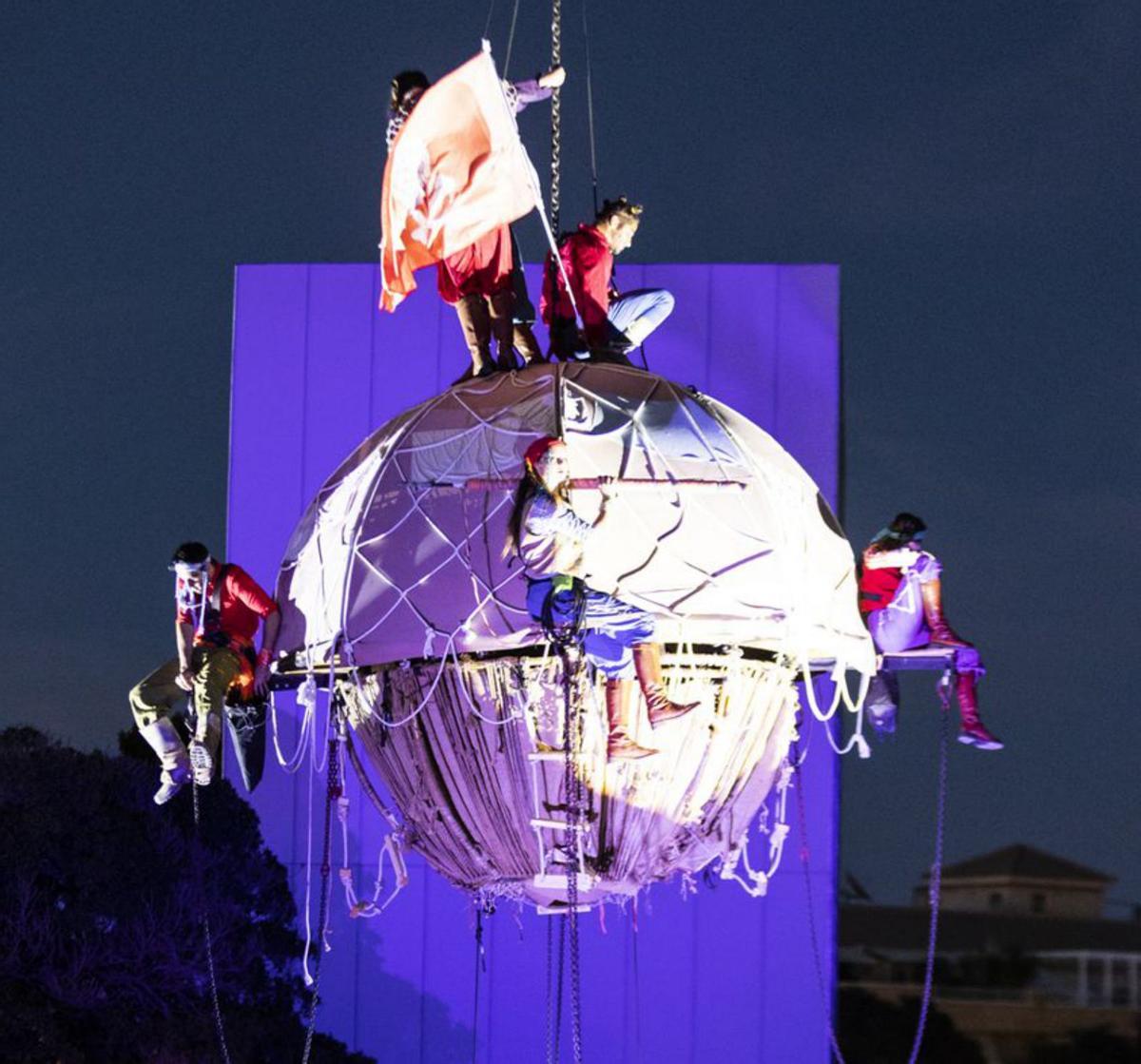 Un momento del castillode fuegos artificialestras la inauguración. la opinión