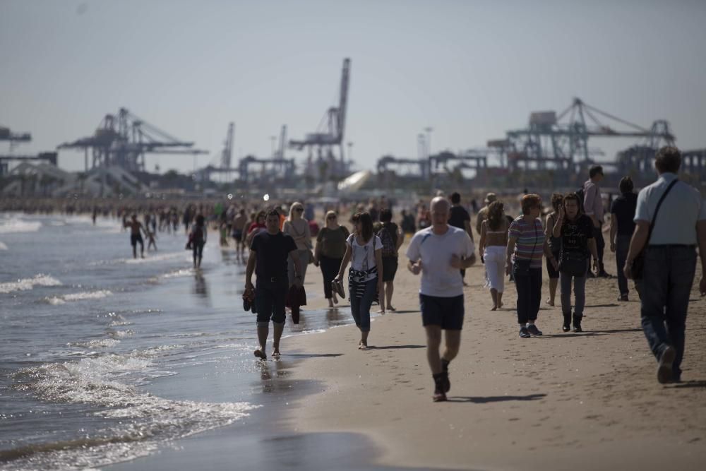 Numerosas personas han disfrutado de la jornada festiva y el sol en la playa.