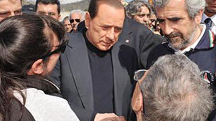 Berlusconi compara la situación de los afectados por el terremoto con un &quot;fin de semana de cámping&quot;