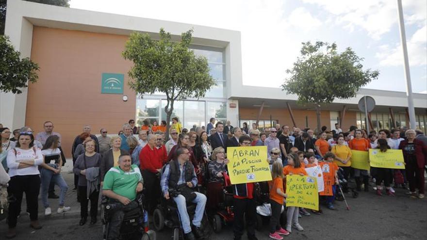 Los vecinos y la federación deportiva exigen la apertura de la piscina del Figueroa