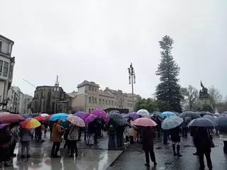 Protesta bajo la lluvia en defensa de la paz en Oriente Medio
