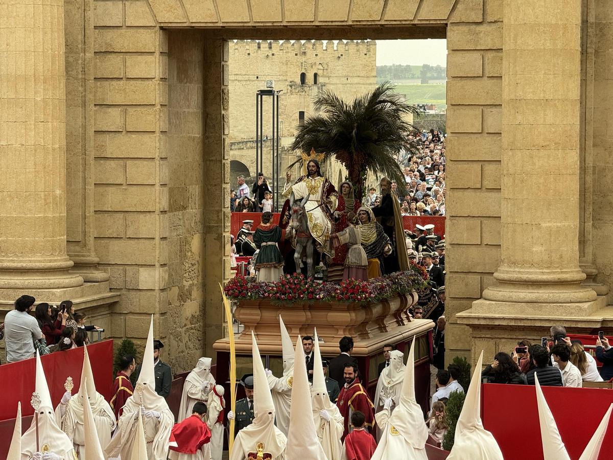 La estación de penitencia de la Entrada Triunfal, en imágenes