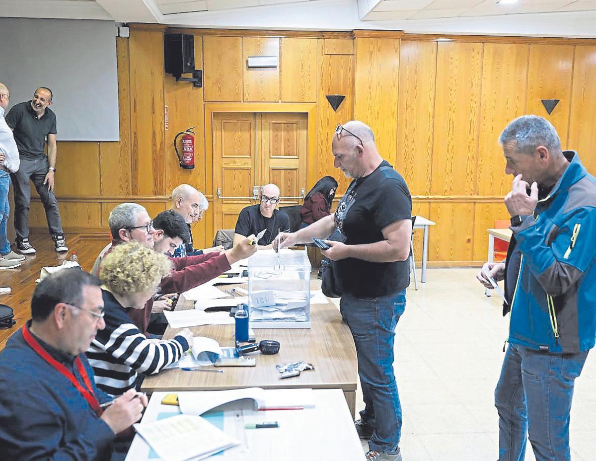 Una persona vota en las elecciones del Ayuntamiento de Murcia.
