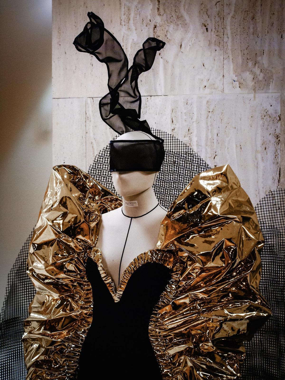 Una de las prendas que se pueden visitar en la exposoción de Cristina Rodríguez