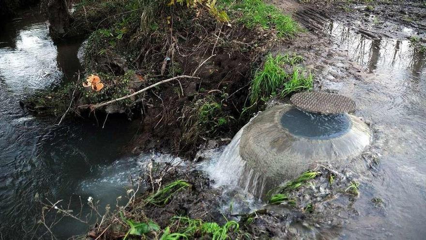 La obra permitirá renovar la deficiente red de saneamiento que tiene actualmente el río de Os Gafos y que padece continuos vertidos. // R. V.