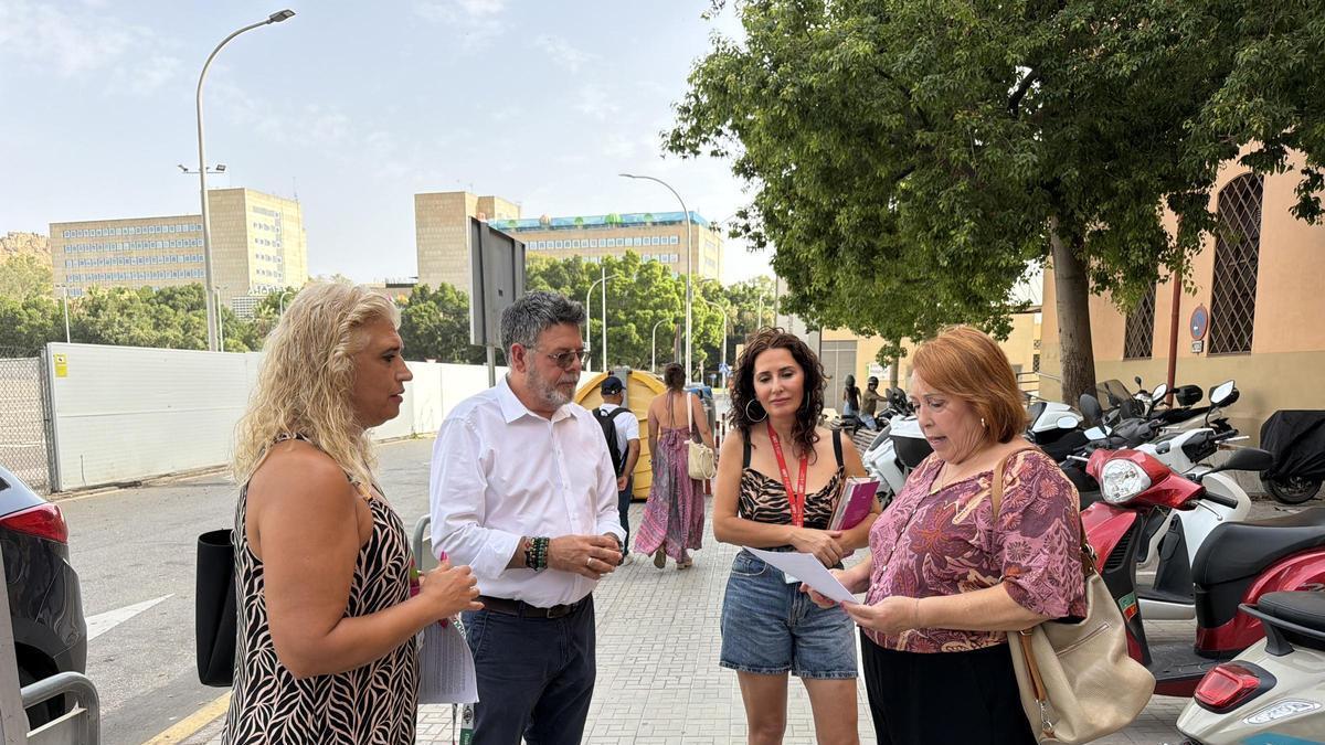 La viceportavoz del grupo municipal socialista, Carmen Martín, y el concejal socialista Jorge Quero informan sobre el aparcamiento del Hospital Civil
