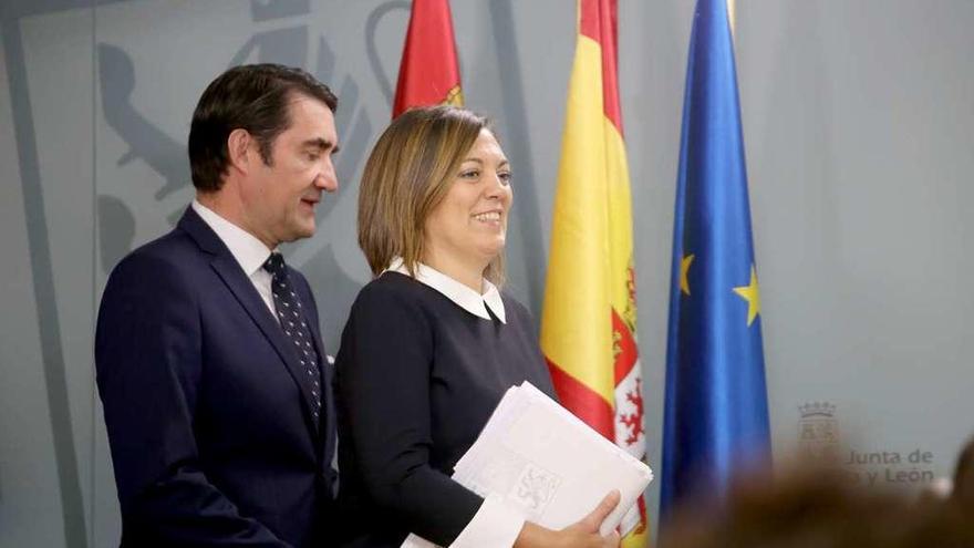 Los consejeros Juan Carlos Suárez-Quiñones y Milagros Marcos antes de comparecer en rueda de prensa.