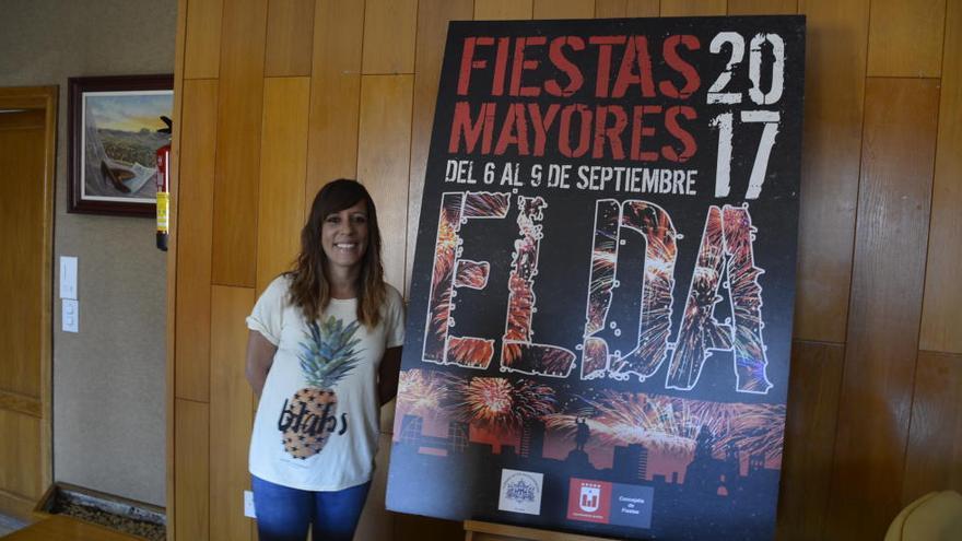 La concejala Laura Rizo con el cartel de este año