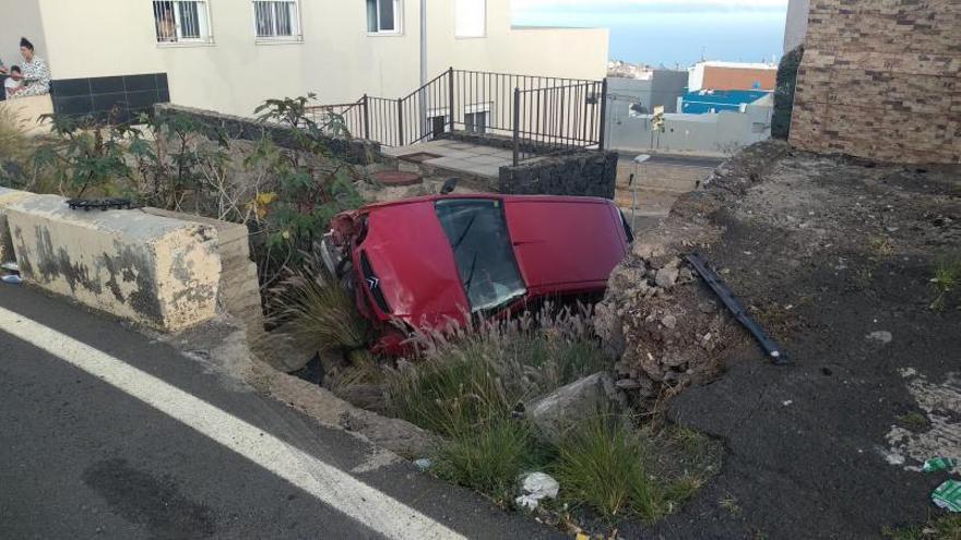 Un coche se sale de la vía en El Sobradillo | POLICÍA LOCAL