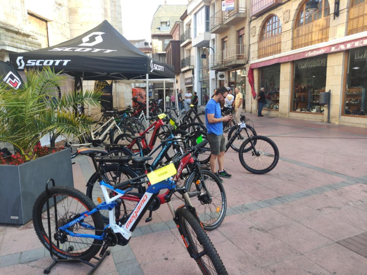 Exposición de bicicletas en la Plaza de Santa María. / E. P.