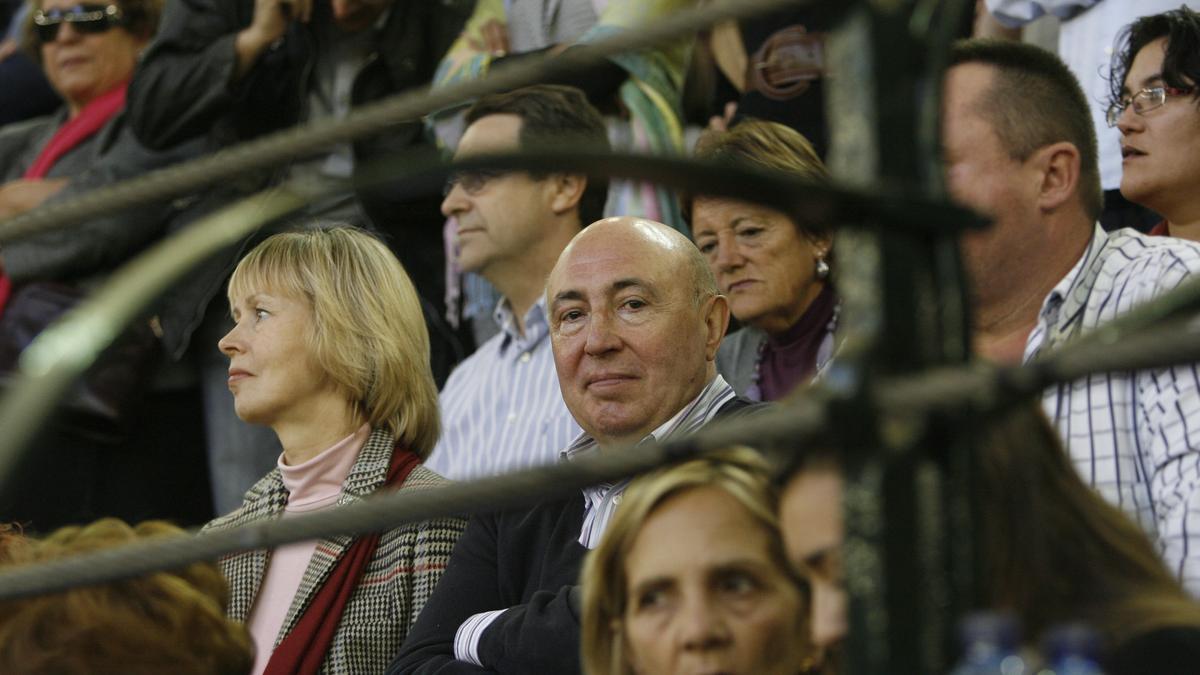 En los toros, en los Pilares del 2009, junto a su mujer