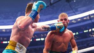 Canelo Álvarez conecta un fuerte golpe de izquierda sobre Saunders.