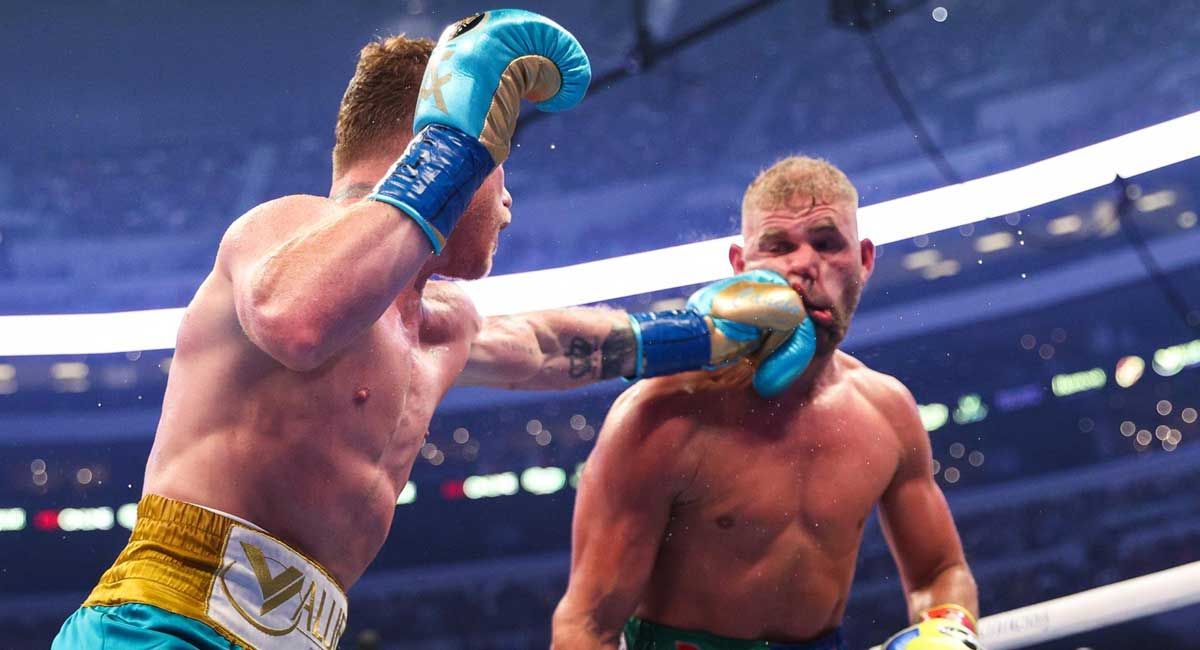 'Canelo' Álvarez conecta un fuerte golpe de izquierda sobre Saunders.