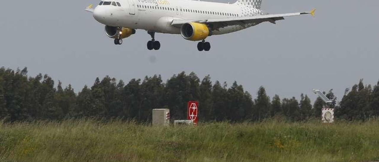 Un avión de Vueling aterriza en el aeropuerto de Asturias.