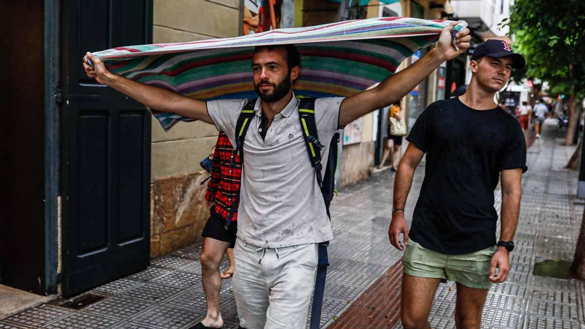 La lluvia torrencial en Formentera provoca más de 15 salidas de los bomberos por inundaciones