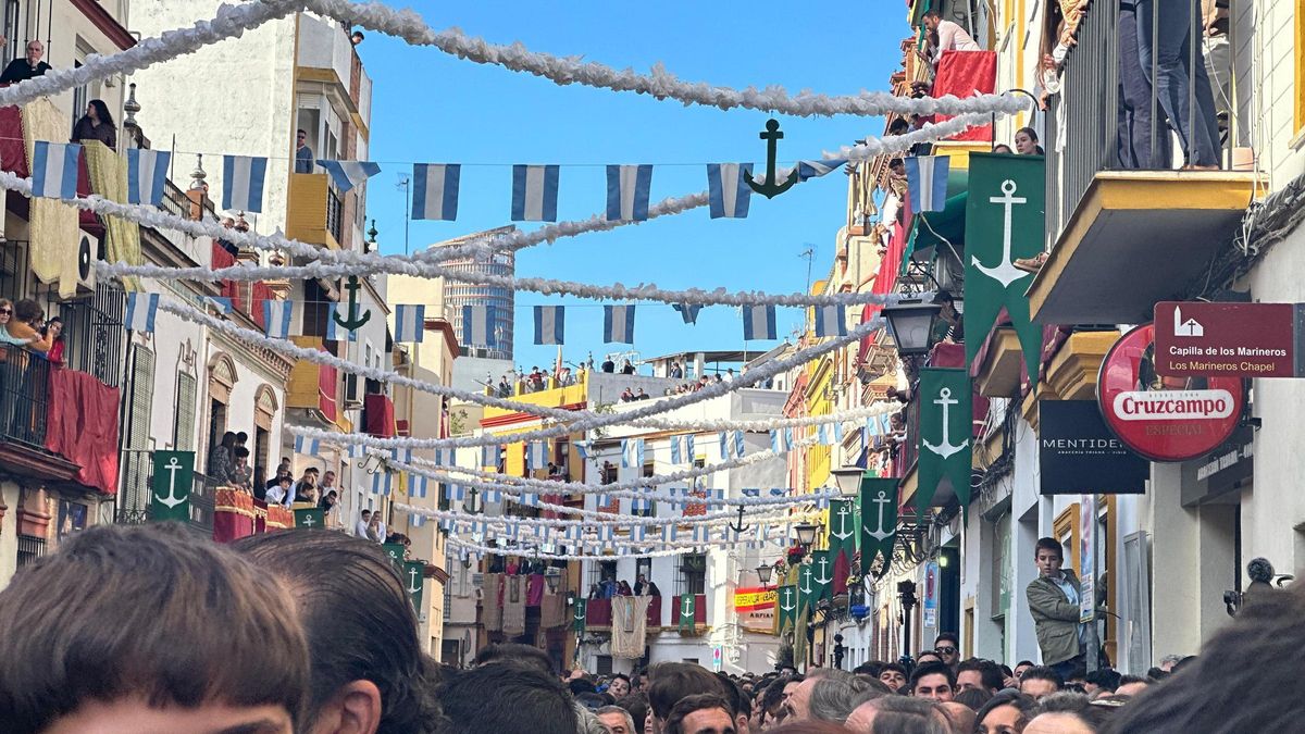 La calle Pureza repleta de devotos, no cabe ni un alfiler. La gente espera en silencio para ver a la Virgen en la calle.
