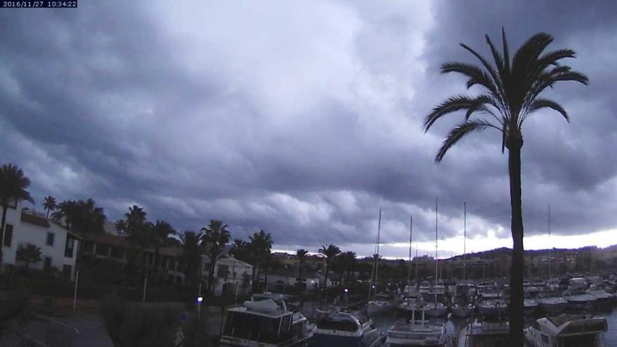 Dichte Wolken über Port d&#039;Alcúdia am Sonntagvormittag (27.11.).