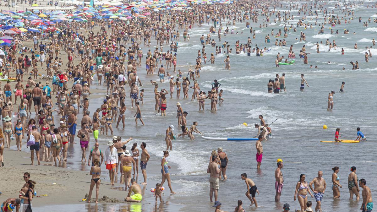 Playa de San Juan en los primeros días de julio