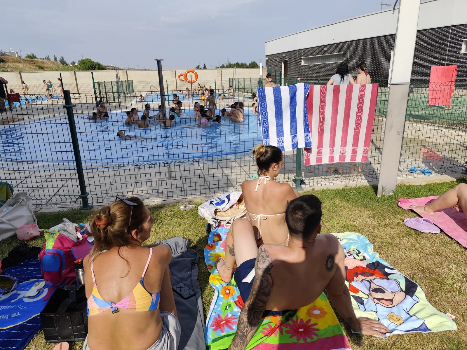 Bañistas en la piscina de Higueras de Zamora.