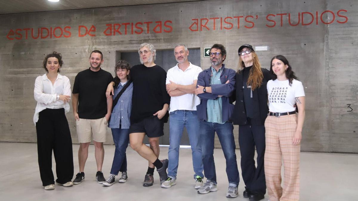 Foto de familia de los artistas con el subdirector del C3A, Gilberto González.
