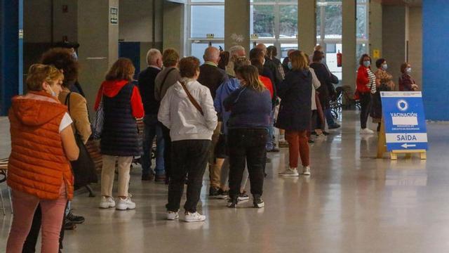 Pacientes esperando a vacunarse de COVID en el recinto ferial de Fexdega. |   // IÑAKI ABELLA