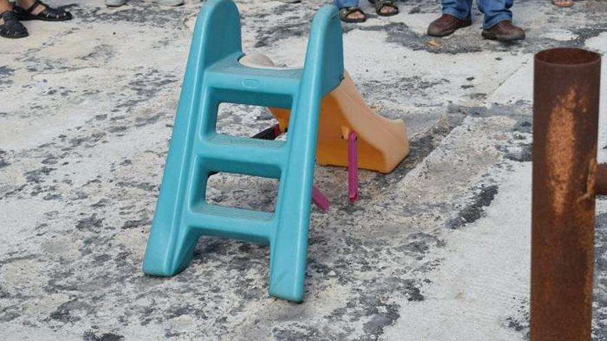 Imagen de la denuncia que han hecho esta mañana los socialistas sobre el parque infantil de Churriana.