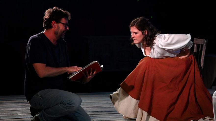 Oriol Broggi donant indicacions a l’actriu Clara de Ramon qui interpreta a Rosaura.
