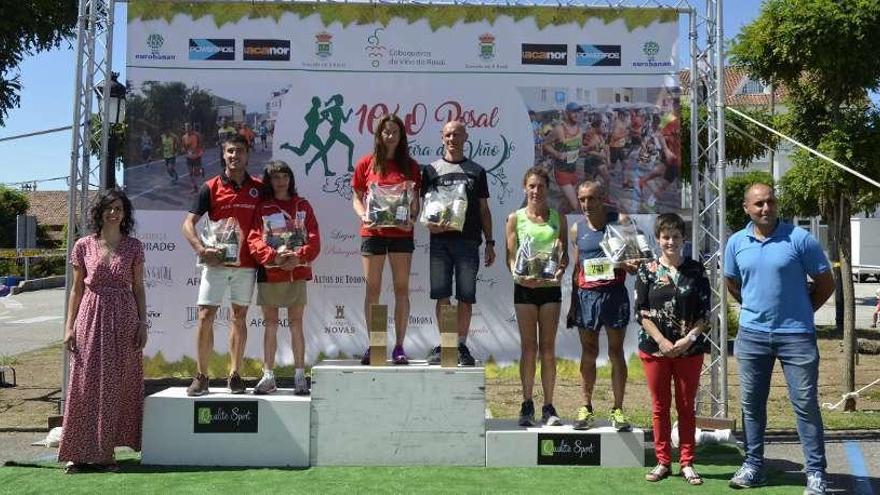 Los integrantes del podio de la prueba absoluta, durante la entrega de premios. // FdV