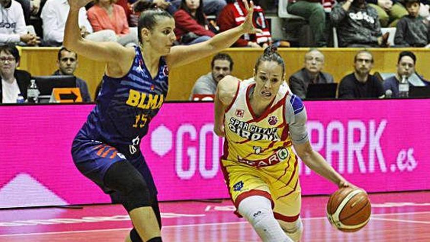 Núria Martínez, defensada per Dabovic (Montpeller) a Fontajau en les semifinals de l&#039;Eurocup.