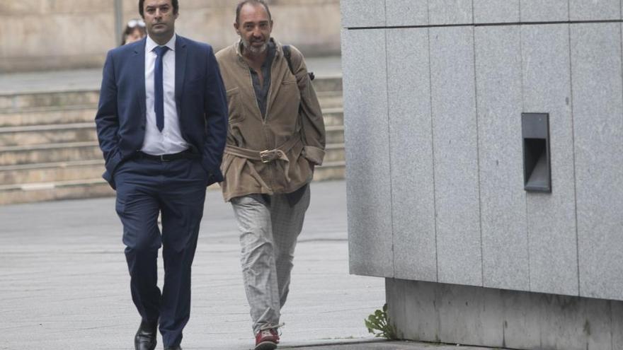 José René Alperi y Natalio Grueso, ayer, a su llegada a la Audiencia.