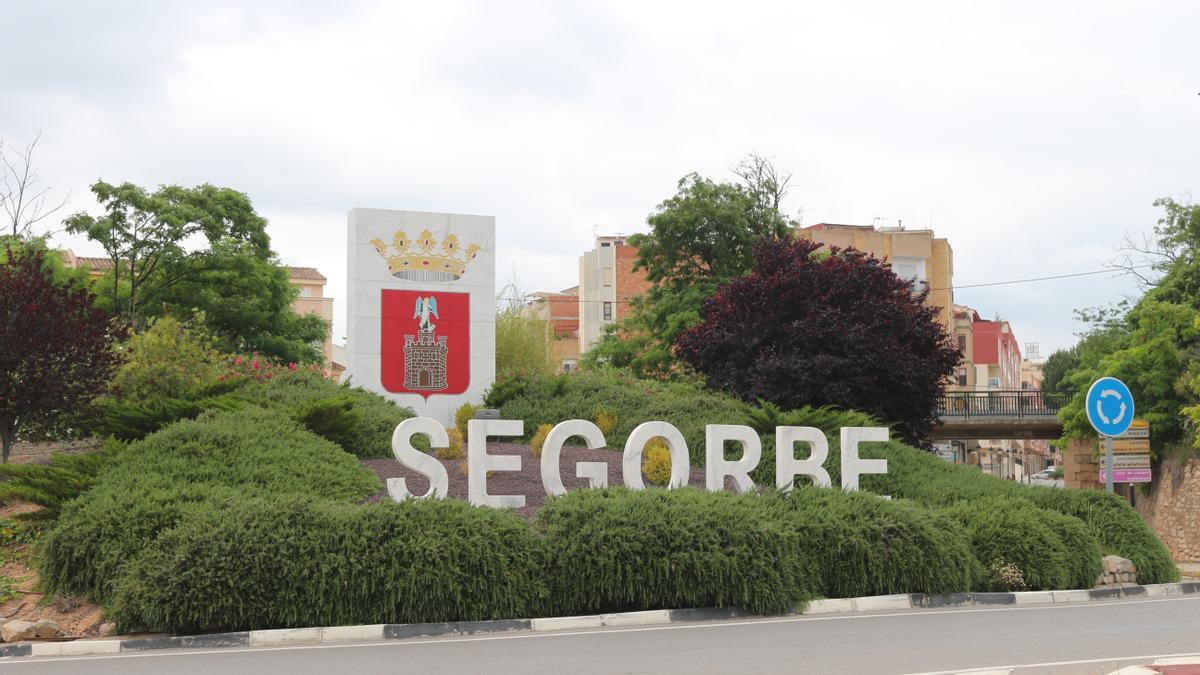 Imagen del monumento en la entrada de Segorbe con el nombre oficial del municipio, como reivindica el Ayuntamiento.