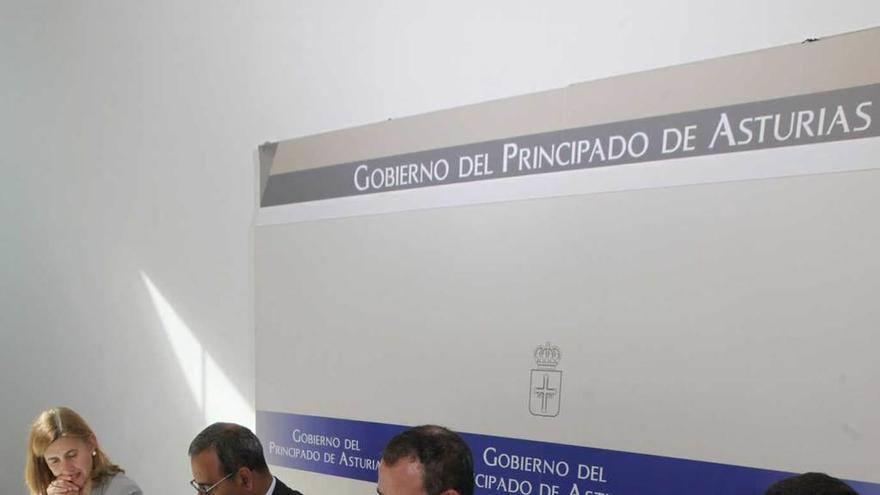 De izquierda a derecha, Eva Pando, Fernando Lastra, Isaac Pola y Daniel González-Lamuño, durante la firma del convenio.