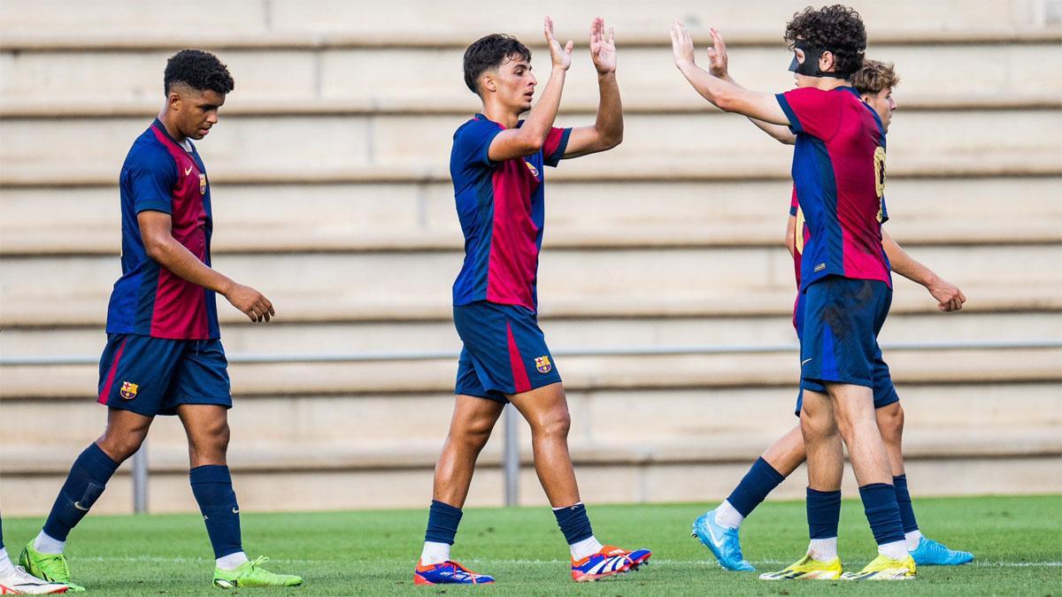 Guille Fernández choca las palmas con Juan Piera tras adelantar con una vaselina al Barça Atlètic