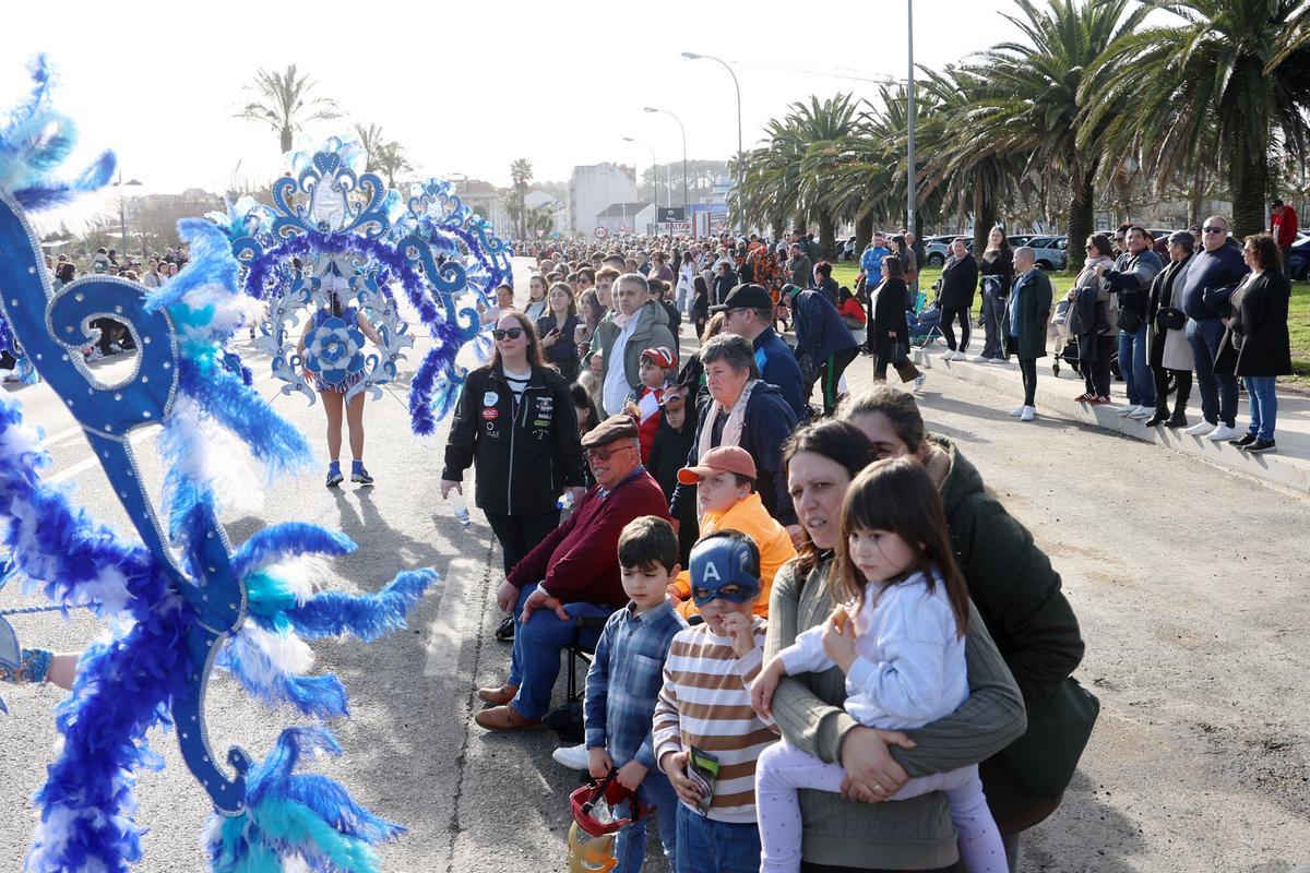 Sanxenxo se llenó de color y diversión con el tradicional desfile de carnaval de adultos y niños