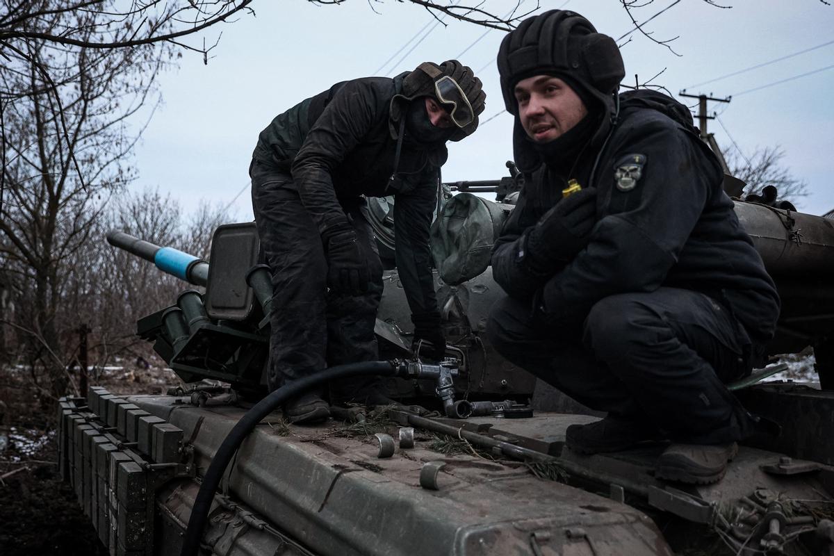 Militares ucranianos cerca de la línea del frente cerca de Kreminna, región de Lugansk, el 12 de enero de 2023, en medio de la invasión rusa de Ucrania.