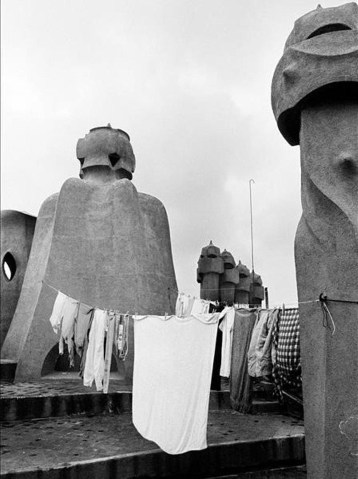 La Pedrera, 1982. Ropa tendida en el tejado de la Casa Milà.